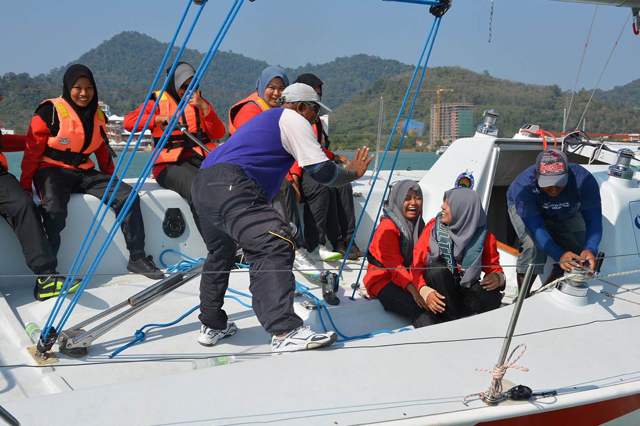 ... BELIA BELAYAR TERUS HANGAT ...