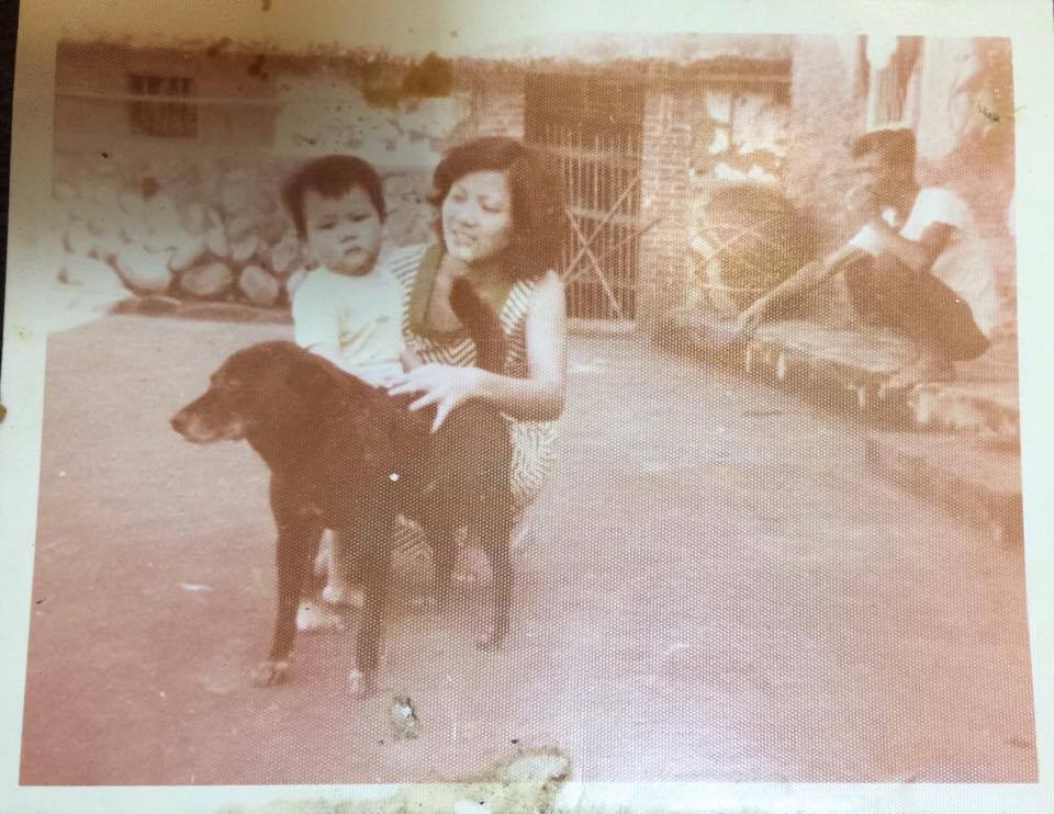 Kuro with the author's mother and brother. Her grandfather is in the background.