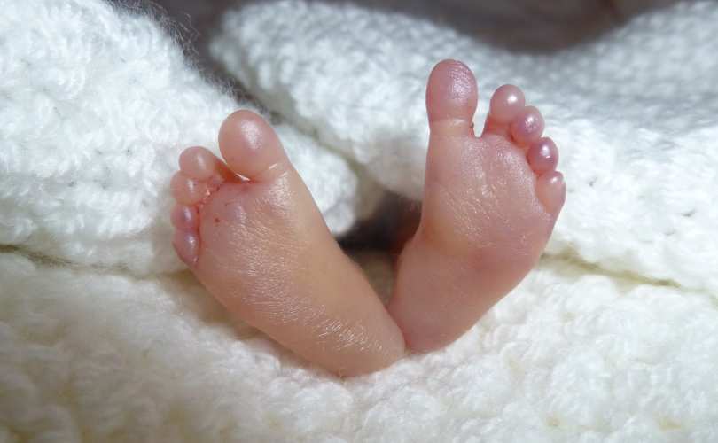 Pire qu'Hitler des bébés sont tués. Pieds-bebe-premature