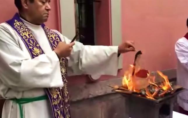 Le Pretre Qui A Brule Les Pachamama Parle Elles Parodient Notre Dame De Guadalupe Campagne Quebec Vie