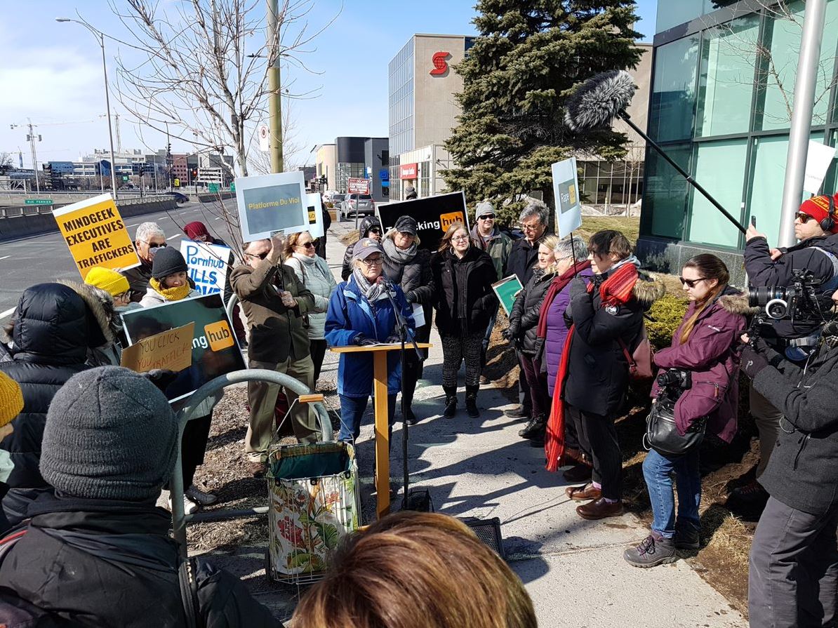 Une centaine de personnes manifestent devant le siège ...