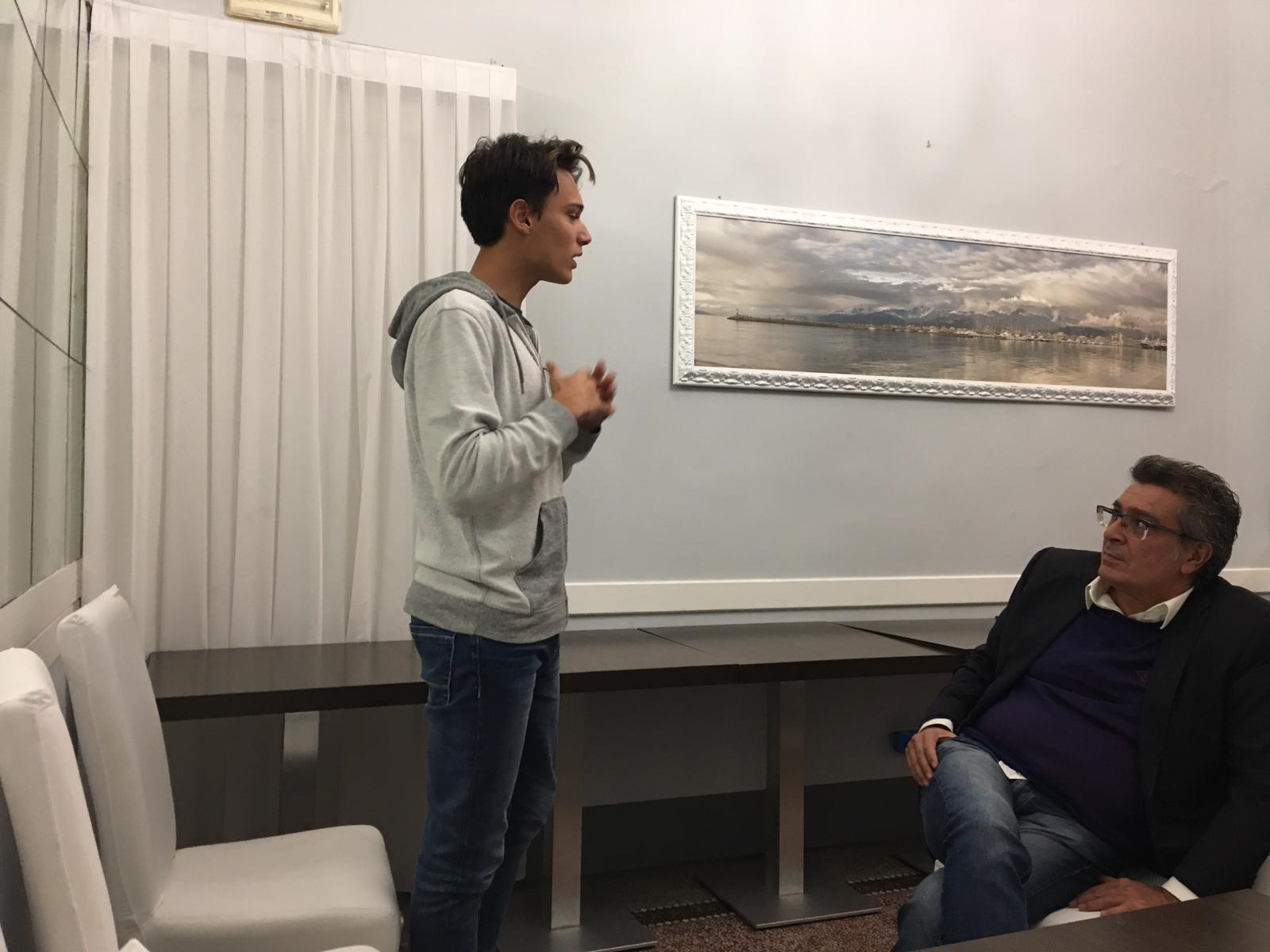 Alessio, 17 anni, interviene alla prima riunione di Viareggio Italia Viva