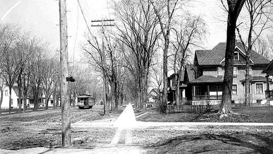 Streetcar_on_35th_Street_1910.jpg