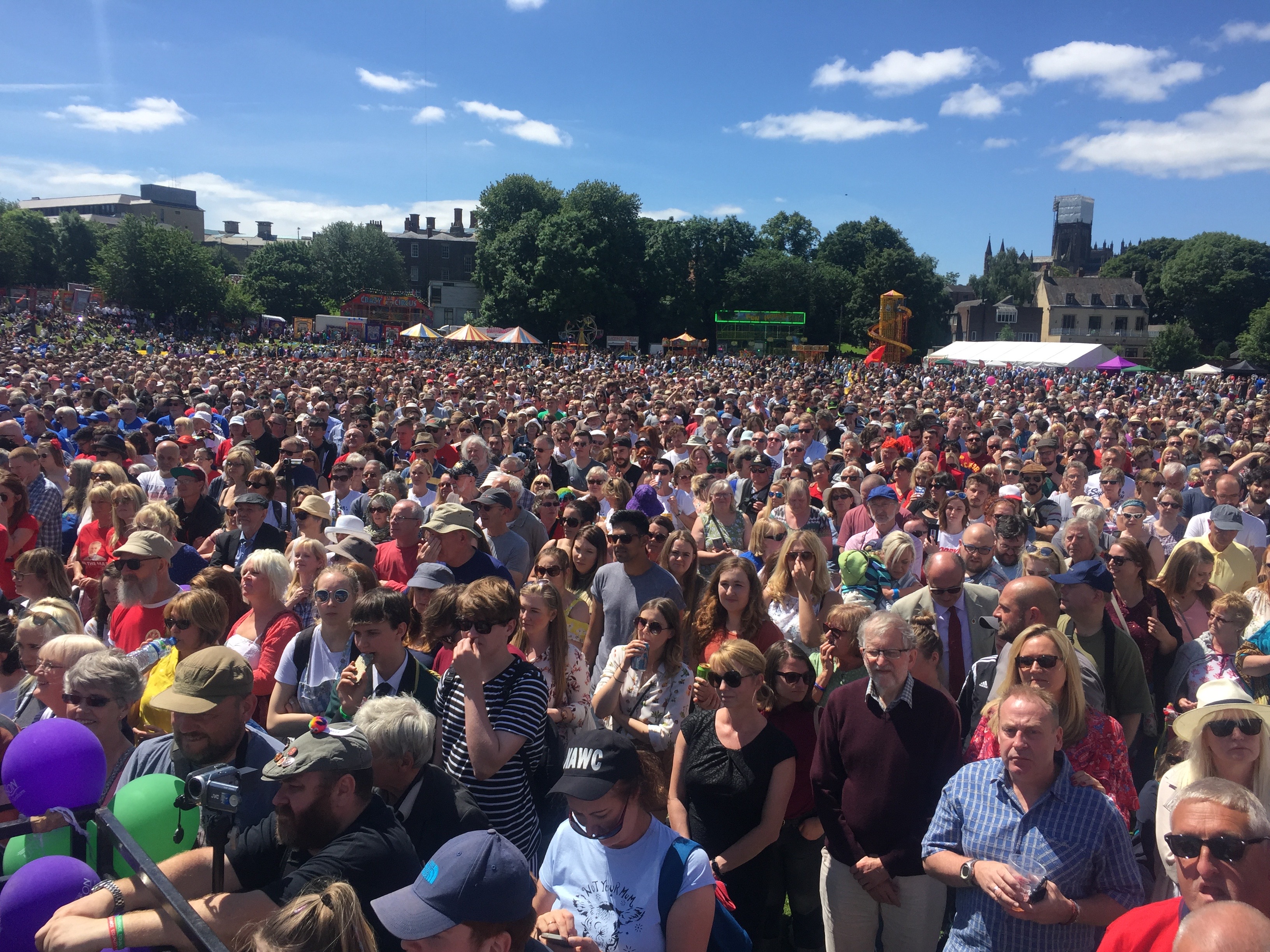 crowd_waiting_1.jpg