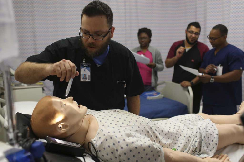 1706 - PQ - SAEN - Nursing Student Erik Harris Performs Evaluation