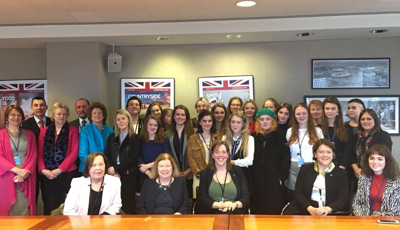 Young_women_and_parlimentarians_round_table.jpg