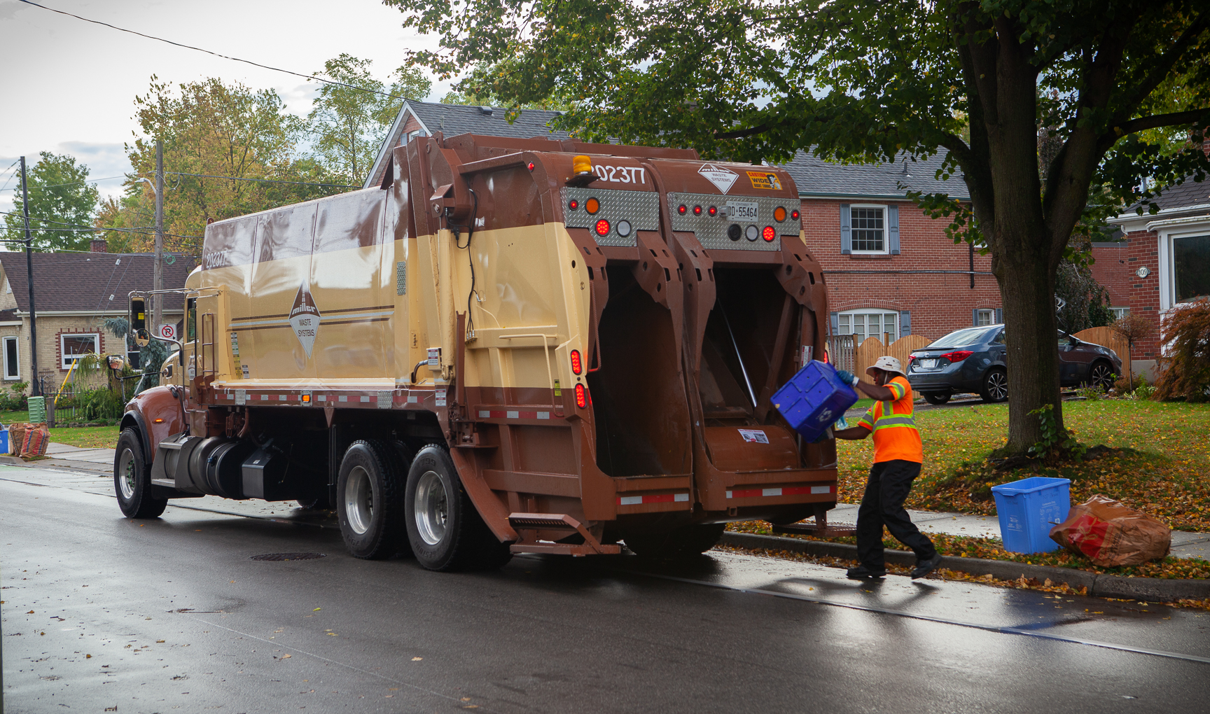 Waste collector for the blue bin recycling collection