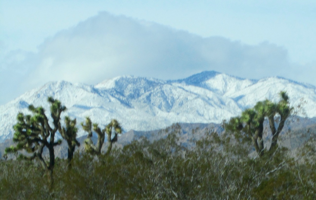 mountain_snow_and_clouds.jpg