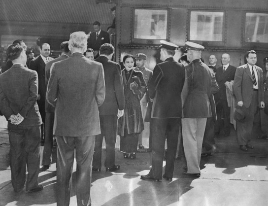 madame-chiang-kai-sheck-arrives-at-union-station-00095759