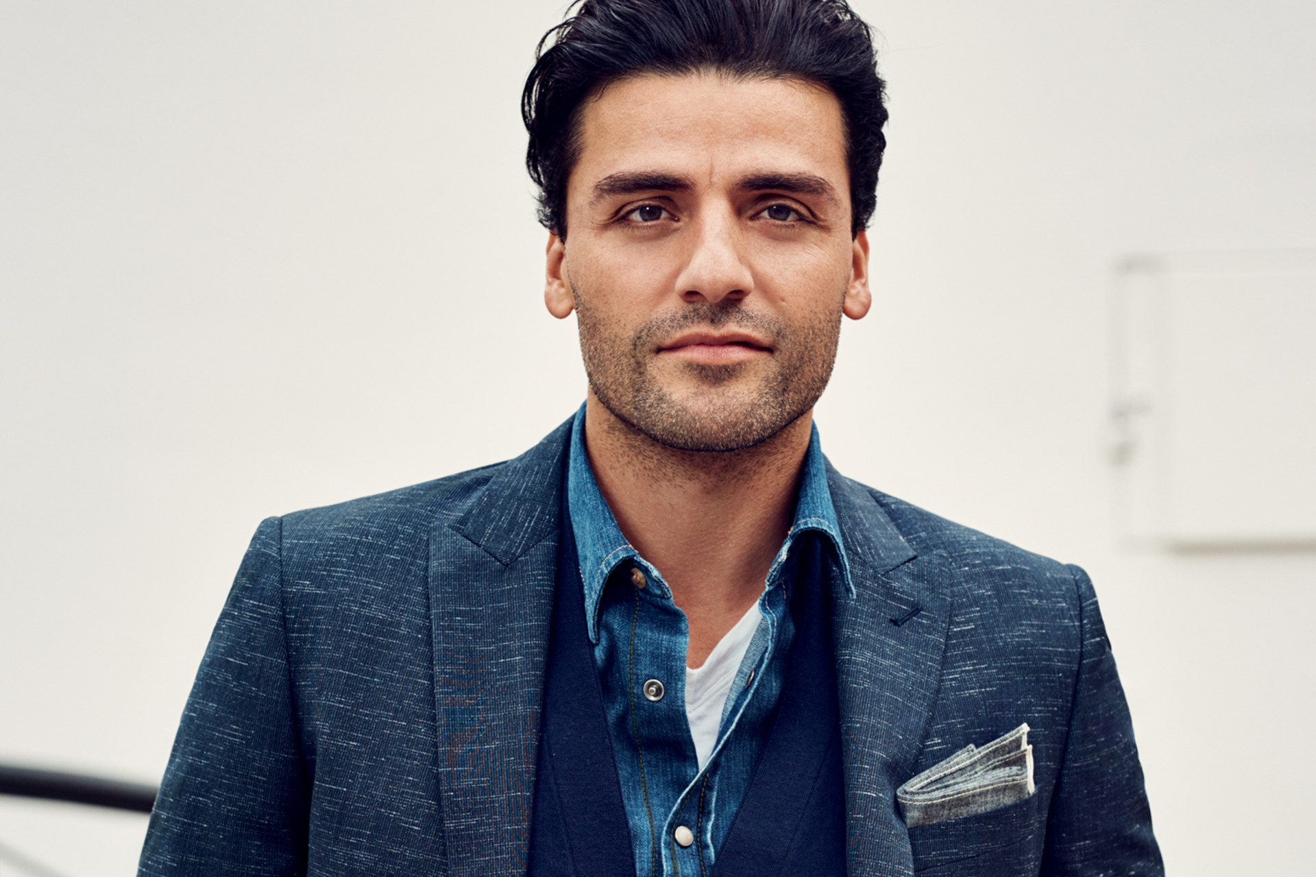 oscar-isaac-suits-gq-0116-4.jpg