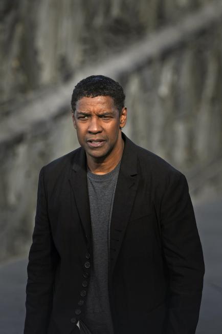 455719284-actor-denzel-washington-poses-for-photographers-after.jpg.CROP.rtstoryvar-medium.jpg