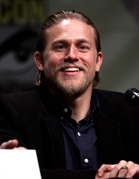 800px-Charlie_Hunnam_by_Gage_Skidmore_3-466x600.jpg