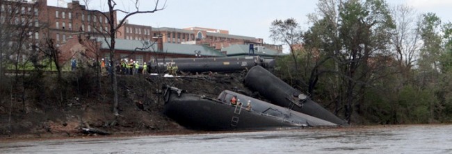 Lynchburg-crude-oil-train-derailment-viaWaterkeeperAlliance-732x250-650x222.jpg