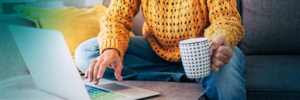 Une personne qui travaille à leur ordinateur