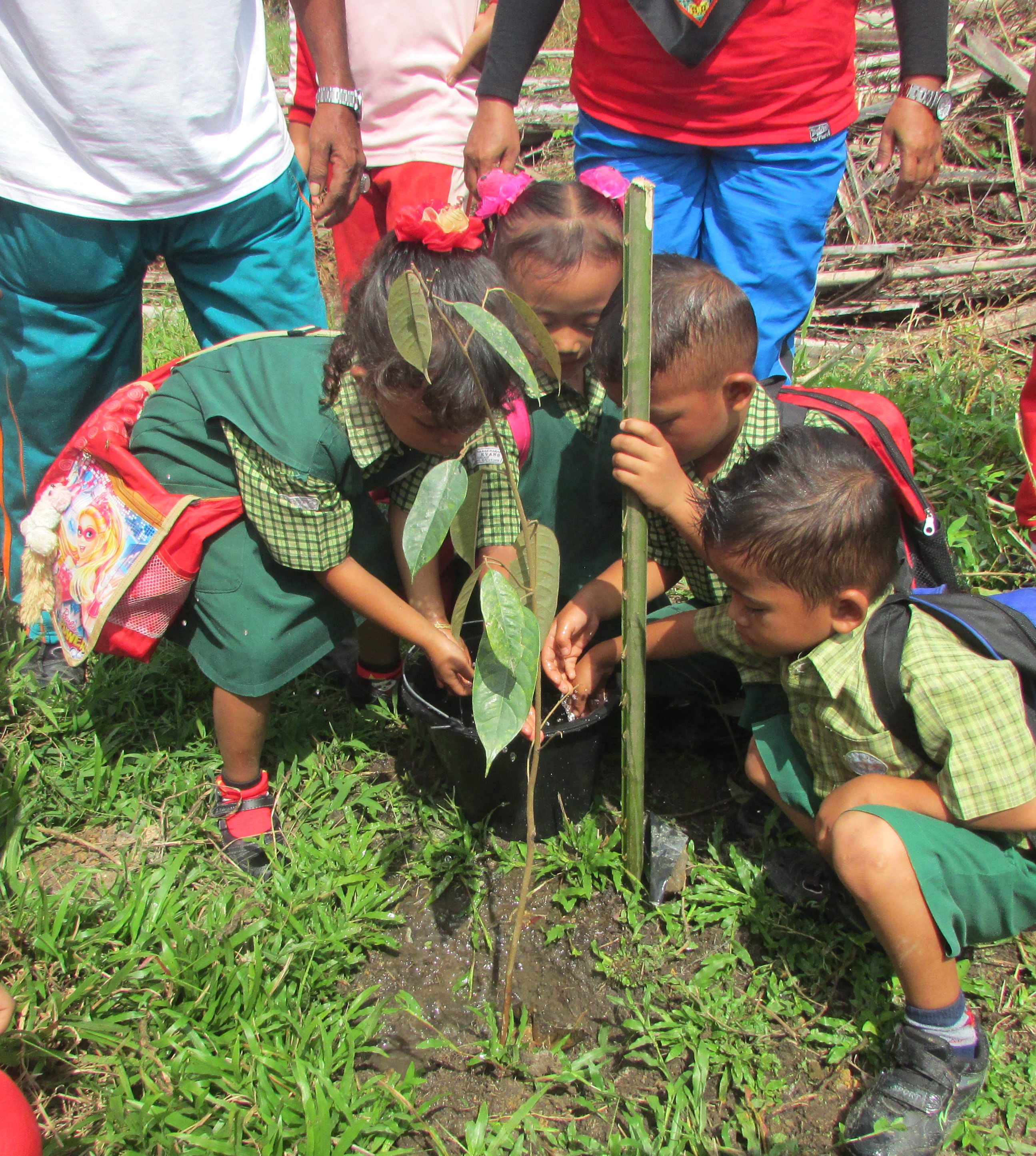 Kids_planting.jpg