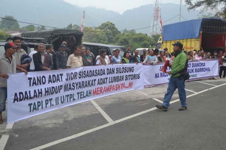 Community-led protests outside the Toba Pulp Lestari plant near Lumban Sitorus. Photo Credit: KSPPM