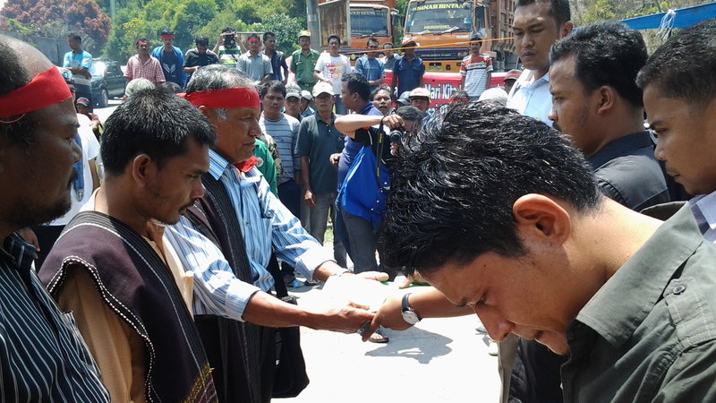 Community-led protests outside the Toba Pulp Lestari plant near Lumban Sitorus. Photo Credit: KSPPM