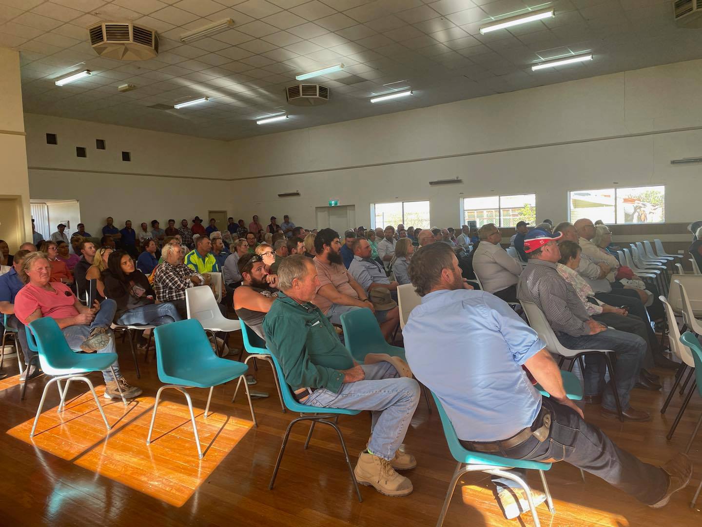 Hundreds turn up for gas meeting in Ivanhoe Image