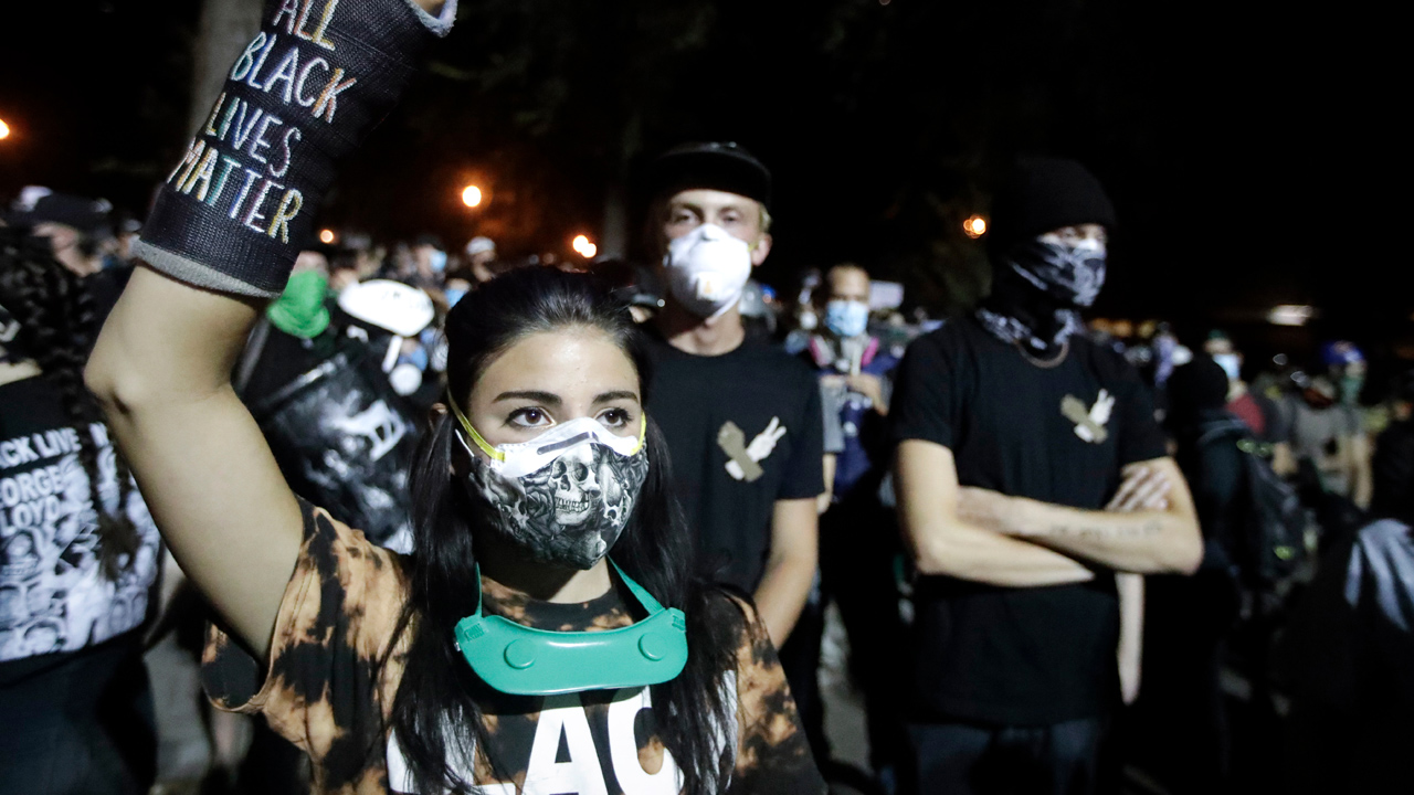 Portland rioters assault cops, homeowners; attempt to burn down police precinct