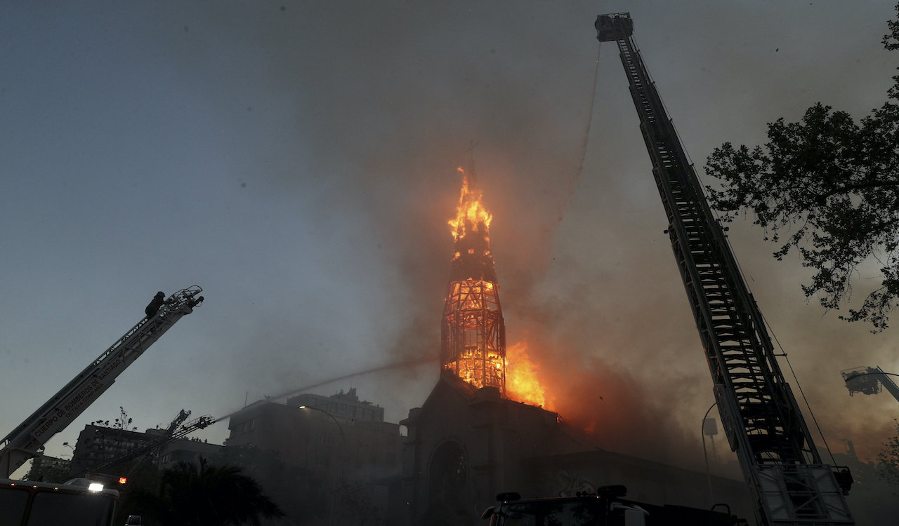 Chile: Protestors burn churches as sex abuse scandals rock the country