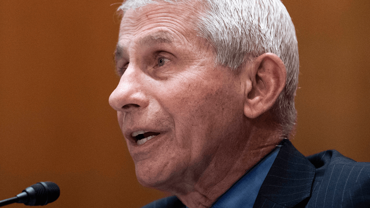 Fauci says there should be more COVID vaccine mandates for businesses, schools