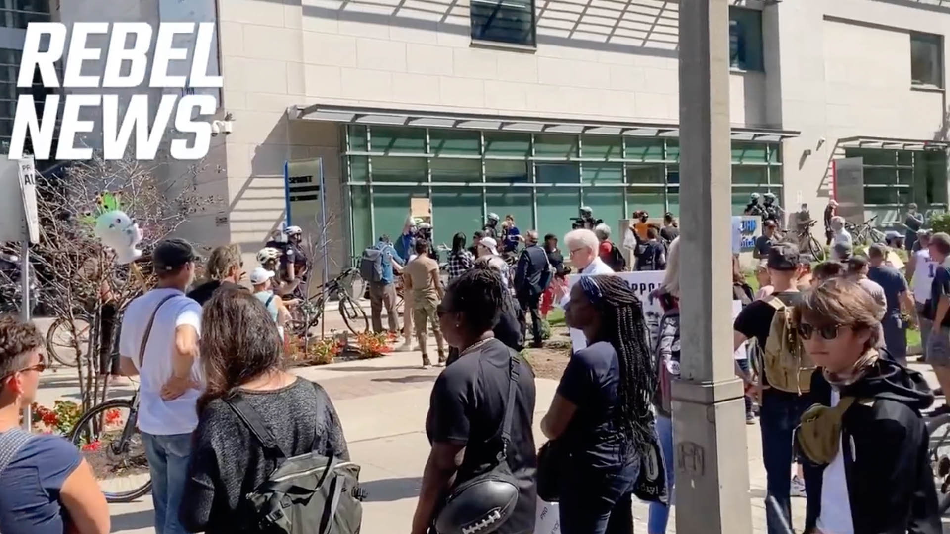 Healthcare workers, allies gather outside Toronto General Hospital to protest vaccine mandate