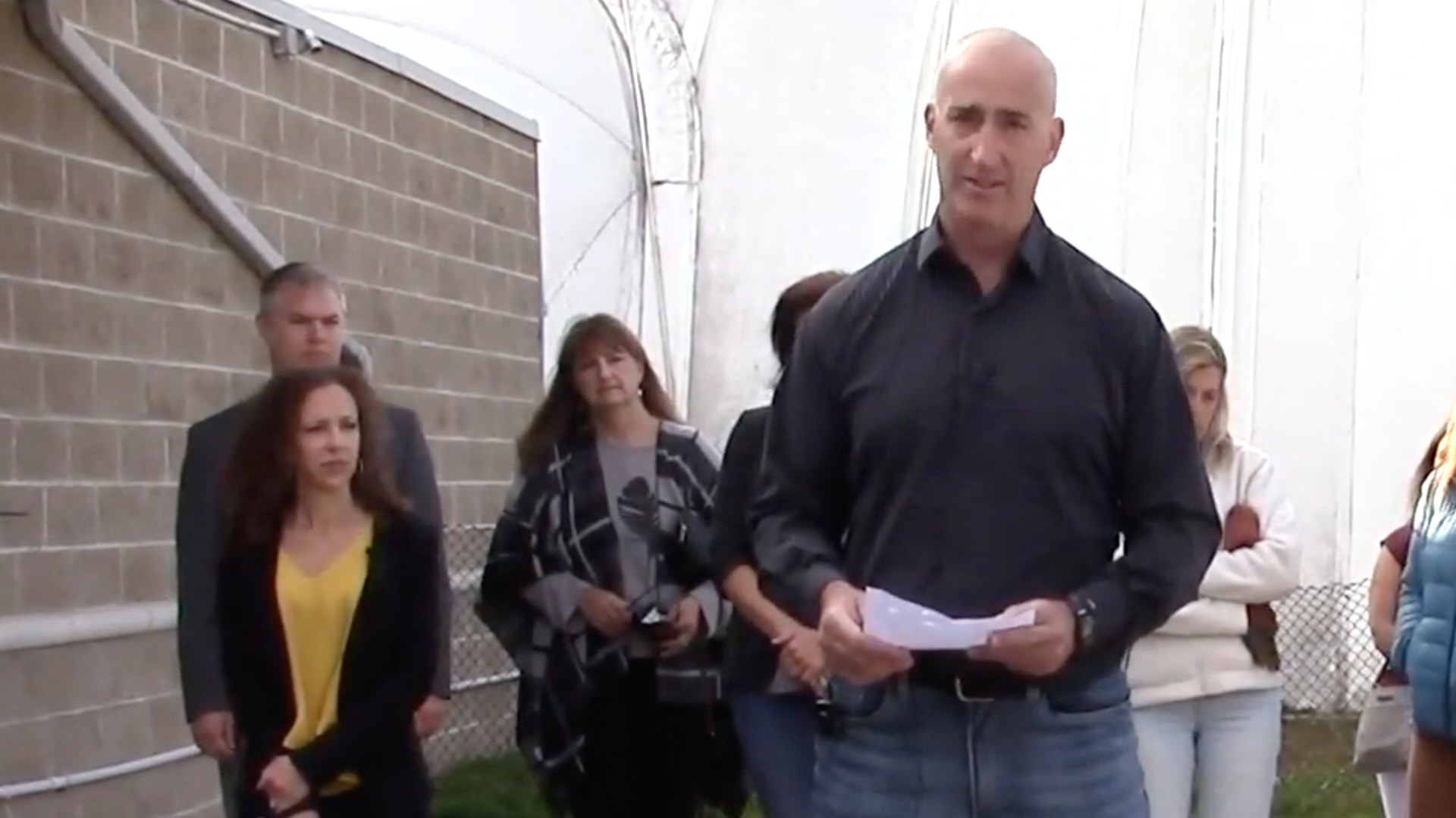 Former NHL player Steve McKenna removes jersey from Cambridge arena in protest of vax mandate