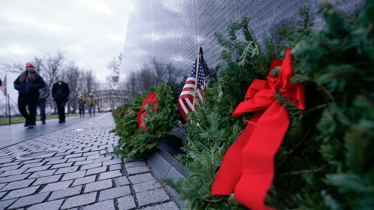 American religious freedom group decries organization placing wreaths on veterans' graves