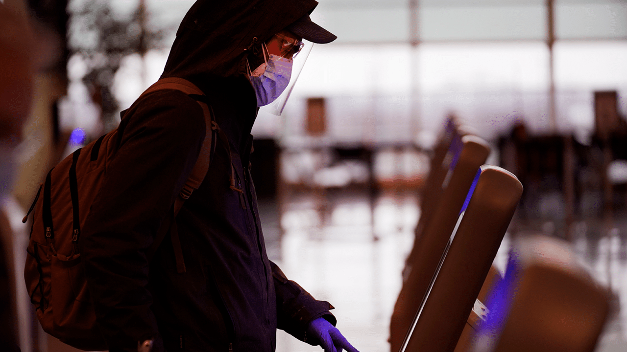 Major airline CEOs support dropping mask mandates on planes