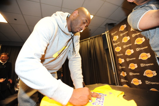 Philadelphia 76ers v Los Angeles Lakers