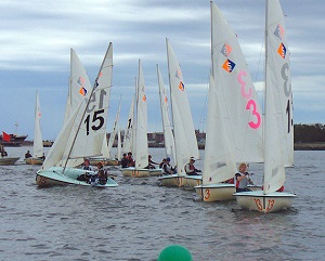 If the current at the starting line is running right to left, it may open up a hole at the committee boat that a late comer can capitalize on. © Clemmie Everett If the current at the starting line is running right to left, it may open up a hole at the committee boat that a late comer can capitalize on. © Clemmie Everett
