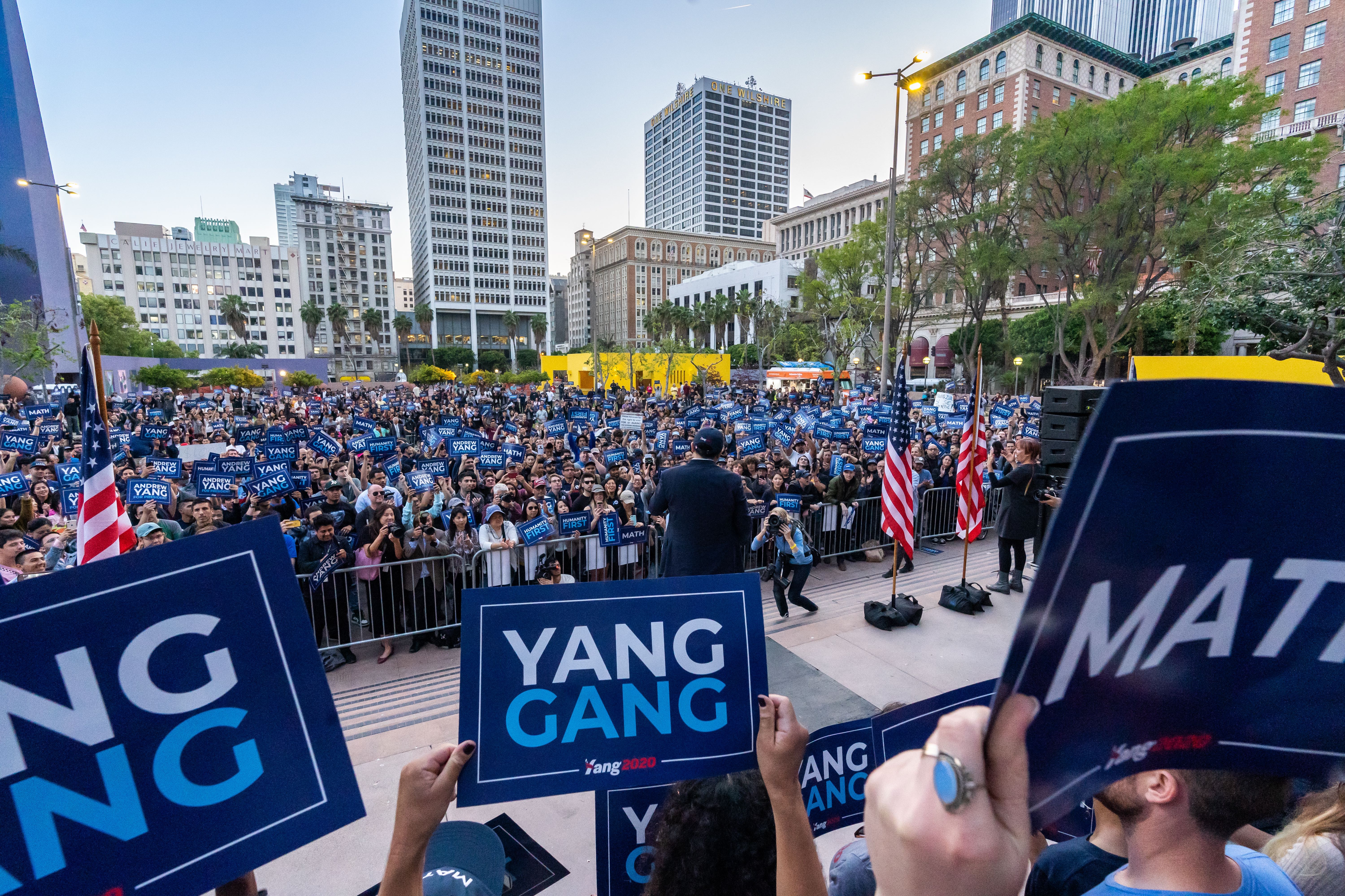 Andrew
Yang at LA Humanity First Rally Andrew Yang addresses a huge crown in LA