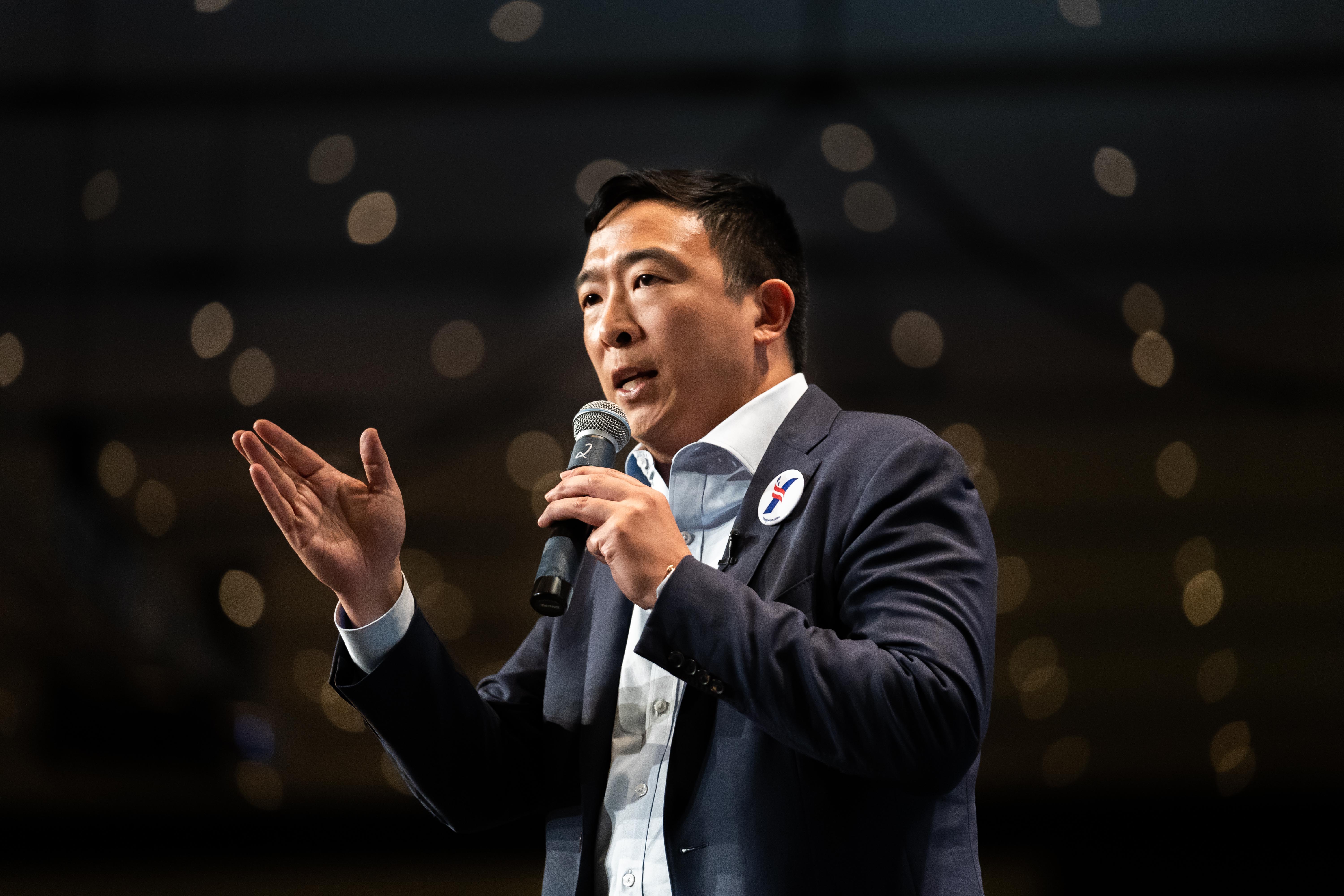 Andrew Yang Addresses the
Iowa Democratic Party Andrew Yang, on stage at the Iowa Democratic Party Hall of Fame
event