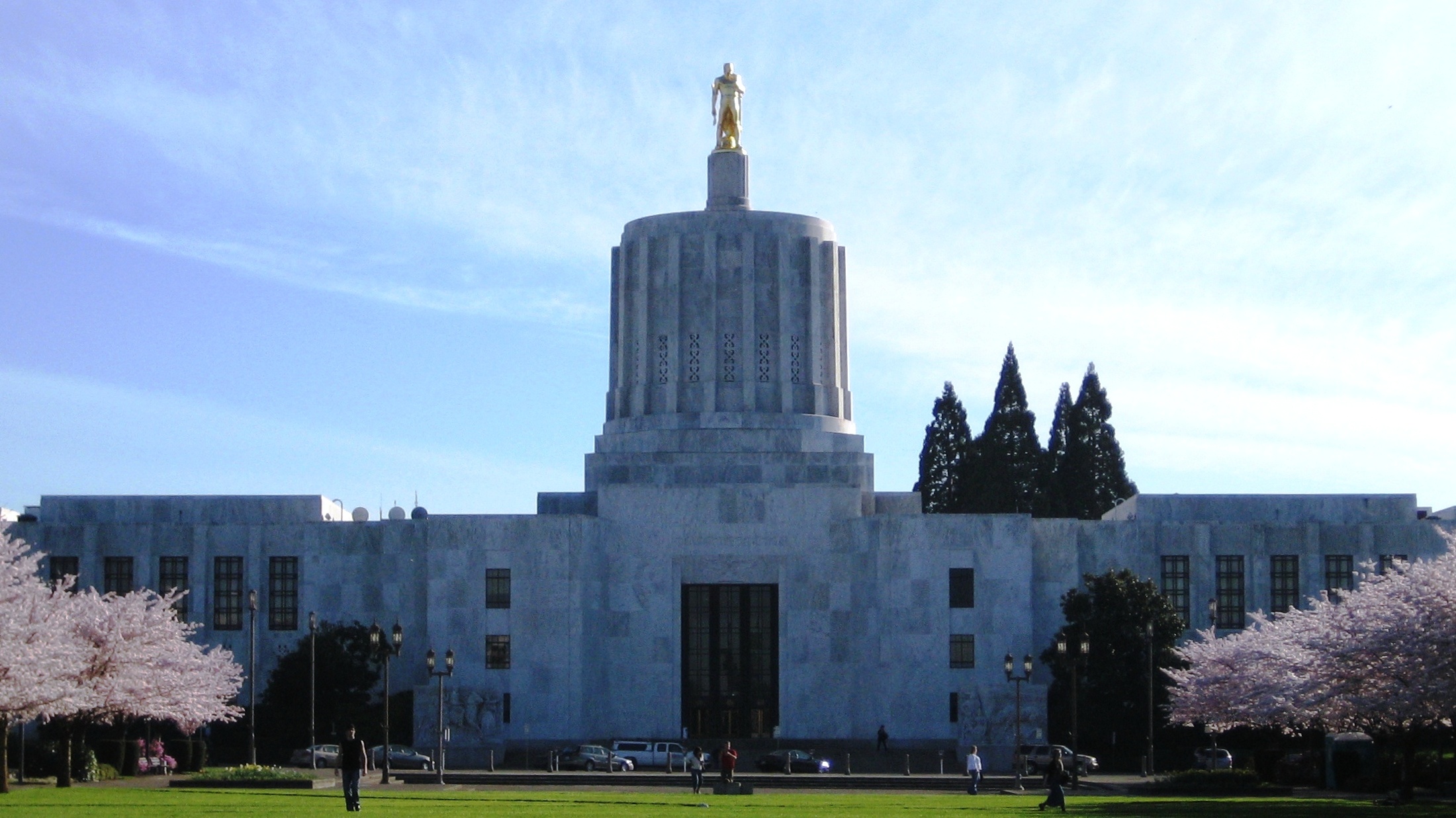 A picture of the Oregon state capitol building