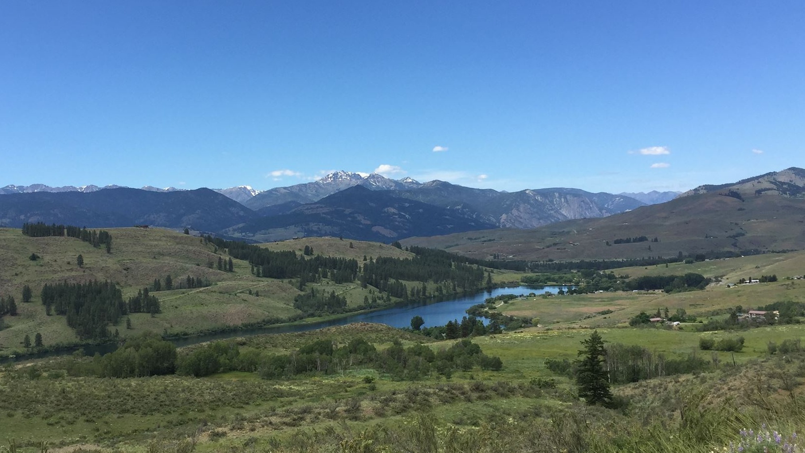 A picture of a meadow with mountains in the distance.