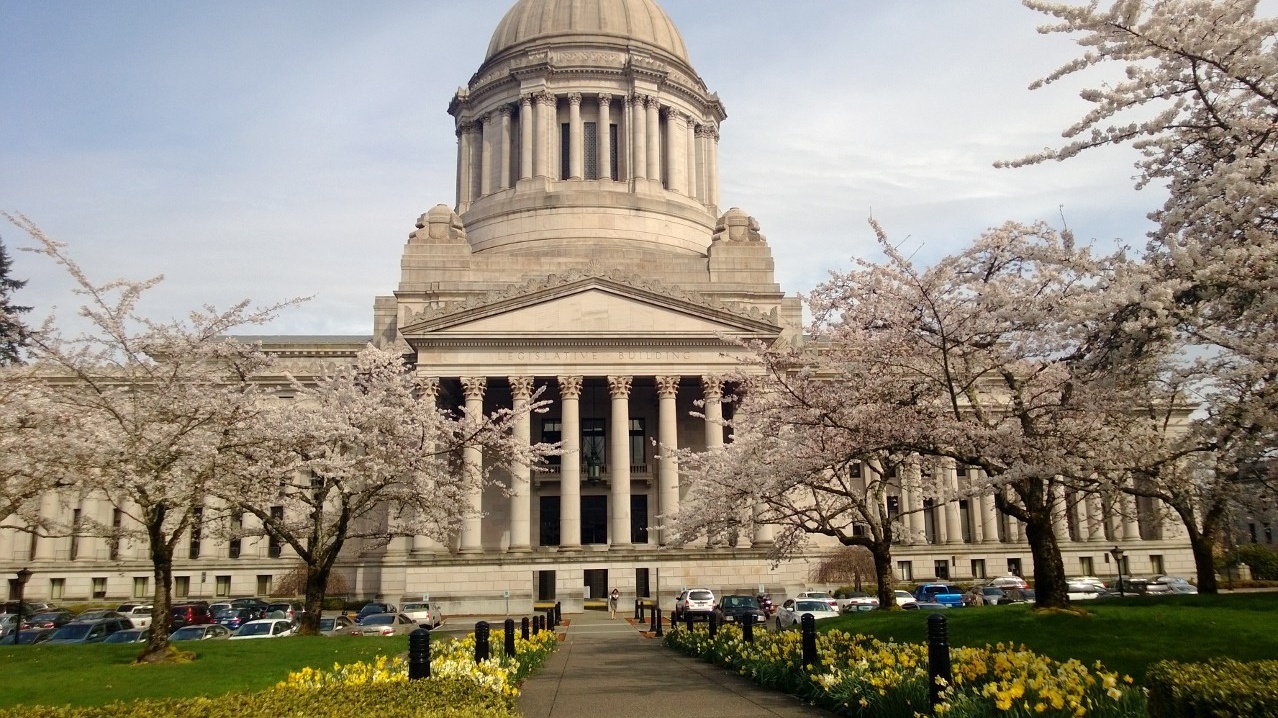 A street view of the Washington state capitol building