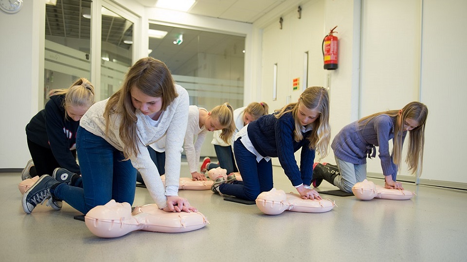 kids doing cpr